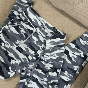 ZYIA unwind camo joggers XXL fits like an XL.